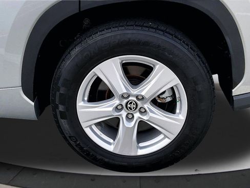 Used 2023 Toyota Highlander LE image 37