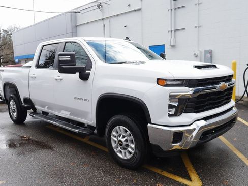 Used 2024 Chevrolet Silverado 2500 LT image 2