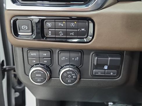 Used 2025 GMC Yukon Denali Ultimate AWD/4WD image 25