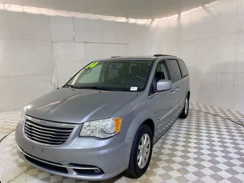 Used 2014 Chrysler Town & Country Touring w/ Driver Convenience Group image 20
