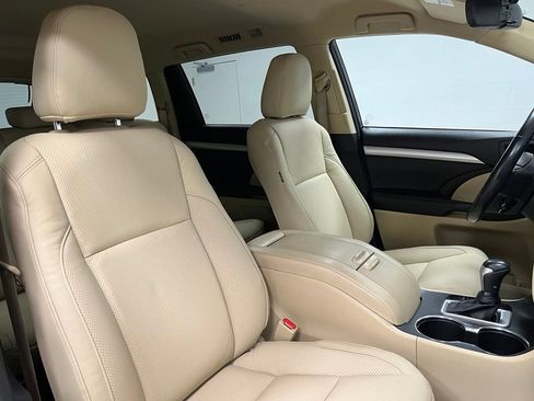 Used 2018 Toyota Highlander Plus w/ Carpet Mat Package (TMS) AWD/4WD image 60