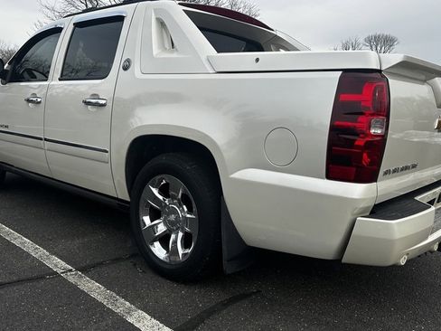 Used 2013 Chevrolet Avalanche LTZ image 3