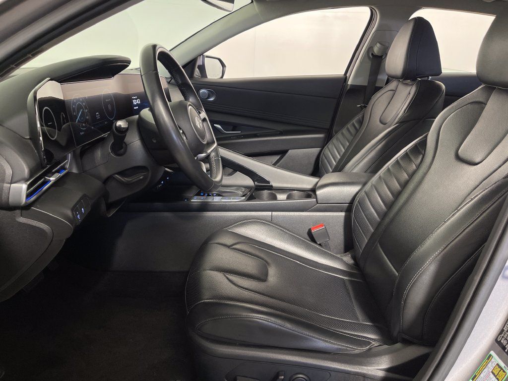 Certified 2025 Hyundai Elantra Limited FWD image 13
