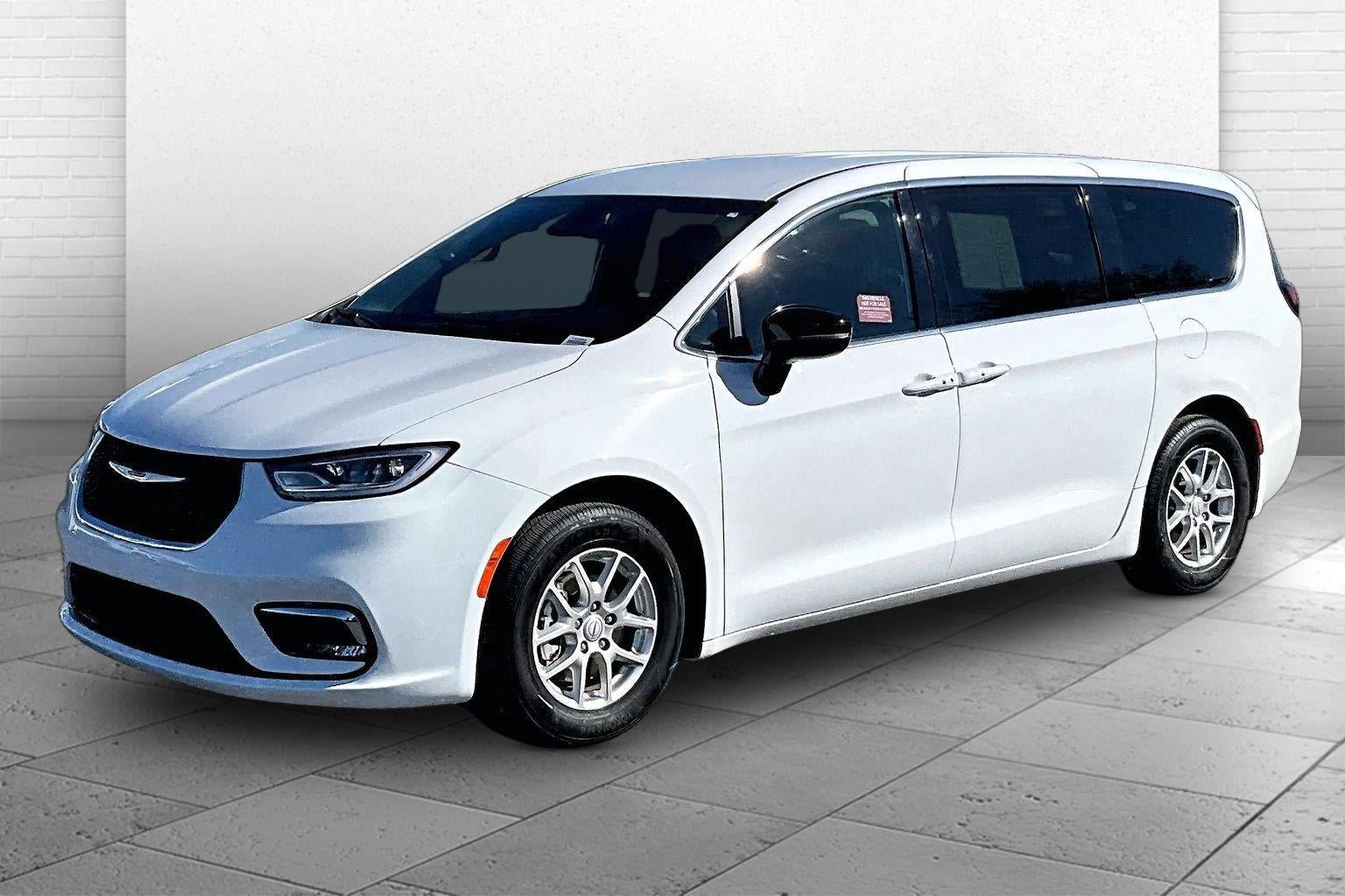 Used 2026 Chrysler Pacifica Select FWD image 12