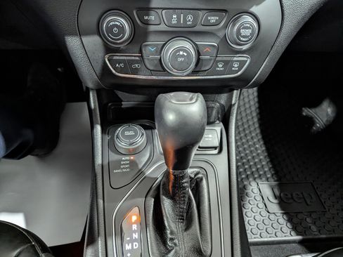 Used 2020 Jeep Cherokee Latitude Plus w/ Cold Weather Group image 19