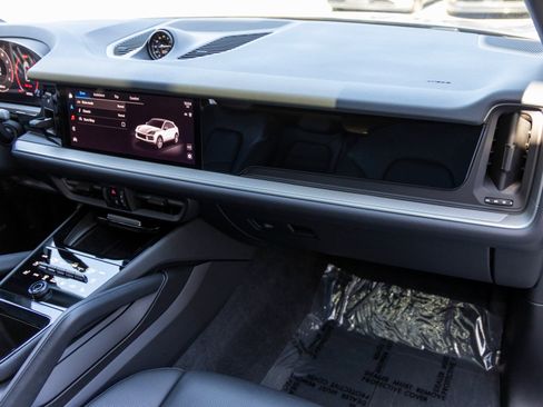 Certified 2025 Porsche Cayenne Coupe image 59