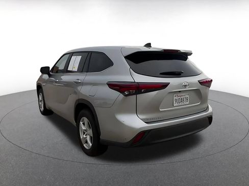 Used 2025 Toyota Highlander LE FWD image 10