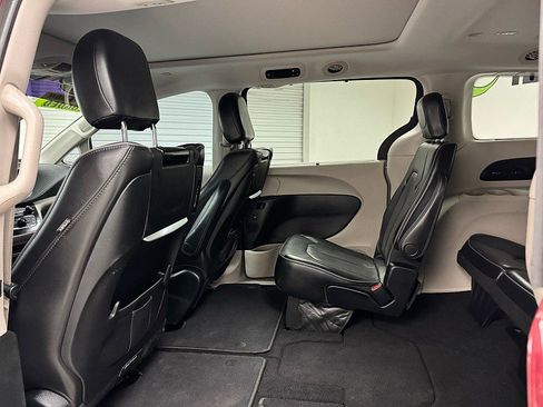 Used 2018 Chrysler Pacifica Limited w/ Tire & Wheel Group image 11