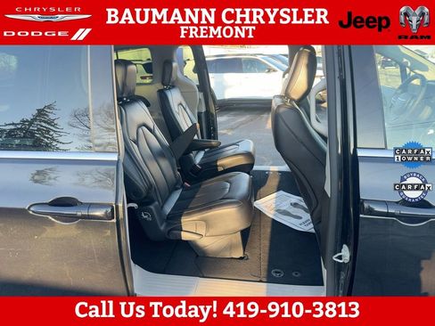 Used 2023 Chrysler Pacifica Touring-L FWD image 17