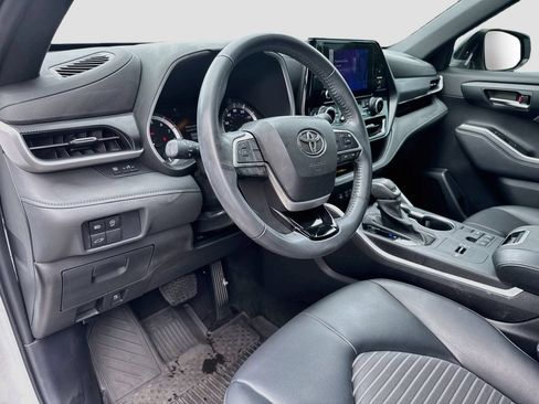 Used 2024 Toyota Highlander XSE FWD image 10