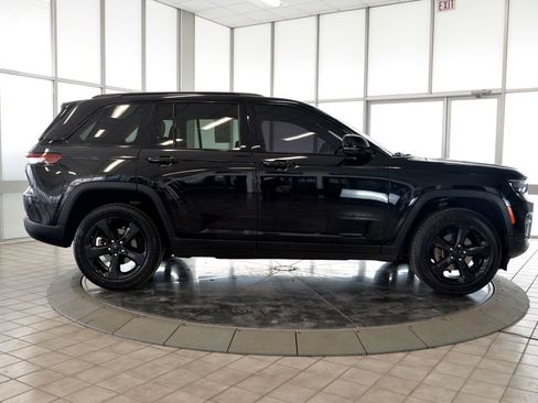 Used 2023 Jeep Grand Cherokee Altitude AWD/4WD image 9
