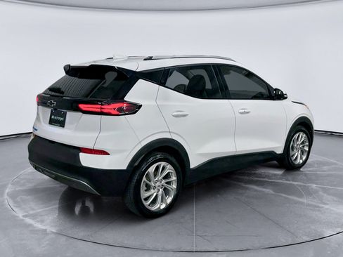 Used 2023 Chevrolet Bolt EUV LT w/ Comfort Package FWD image 3