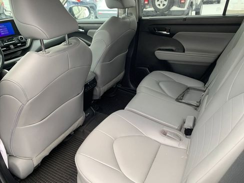 Used 2023 Toyota Highlander XLE FWD image 15