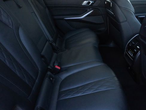 Used 2025 BMW X7 M60i image 38