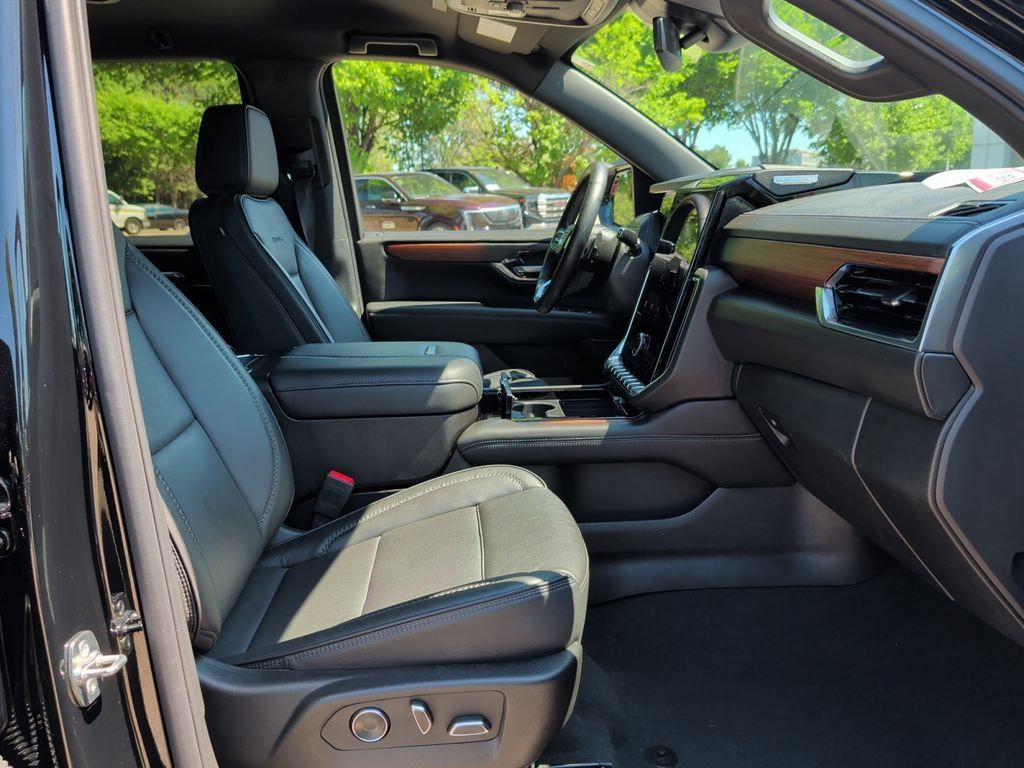 Used 2025 GMC Yukon Denali AWD/4WD image 37