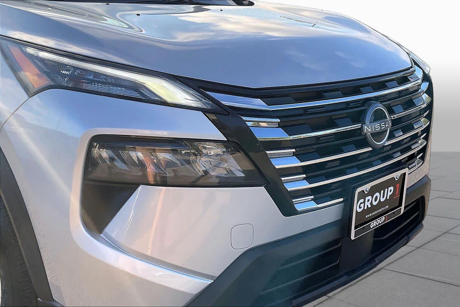 Used 2025 Nissan Rogue SV FWD image 29
