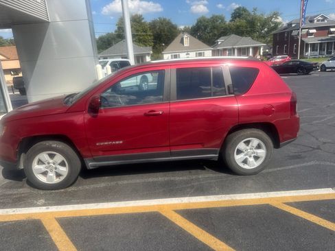 Used 2017 Jeep Compass Latitude FWD image 1