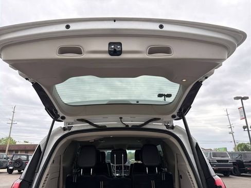 Used 2024 Chrysler Pacifica Limited FWD image 30