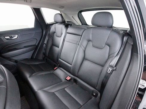 Used 2019 Volvo XC60 T5 Momentum w/ Premium Package image 28