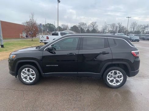 Used 2025 Jeep Compass Sport image 4