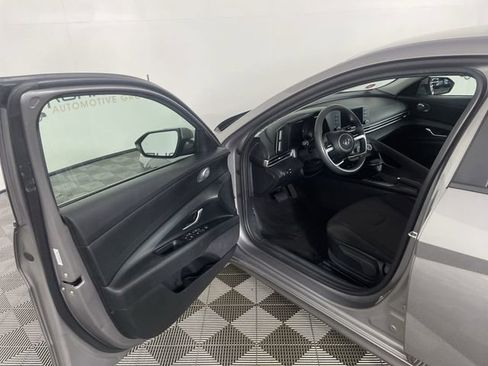 Used 2023 Hyundai Elantra SE w/ Preferred Accessory Package image 18