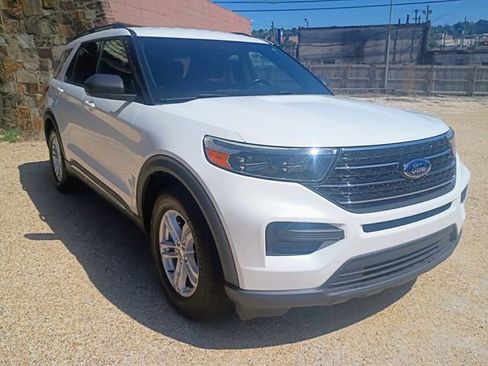 Used 2020 Ford Explorer XLT RWD image 2