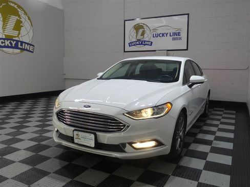 Used 2017 Ford Fusion SE w/ Equipment Group 601A image 4