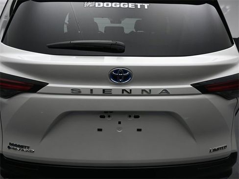 Used 2025 Toyota Sienna Limited image 16