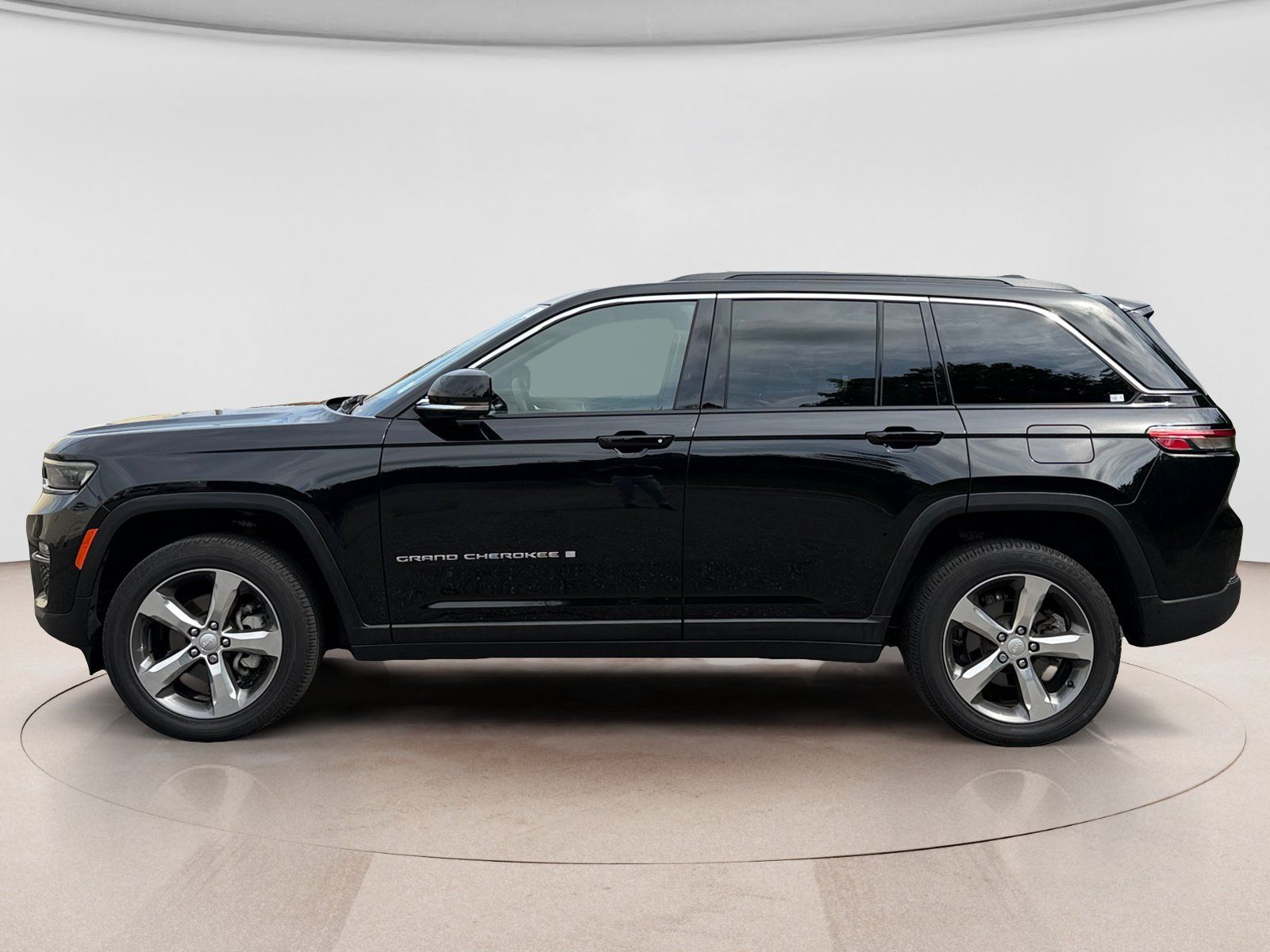 Used 2025 Jeep Grand Cherokee Limited AWD/4WD image 2