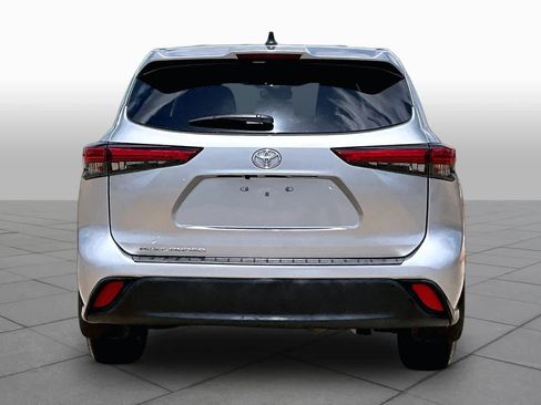 Used 2023 Toyota Highlander L FWD image 5