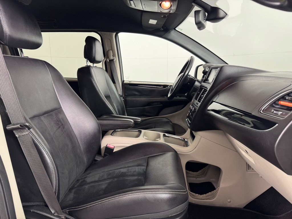 Used 2018 Dodge Grand Caravan SXT FWD image 25