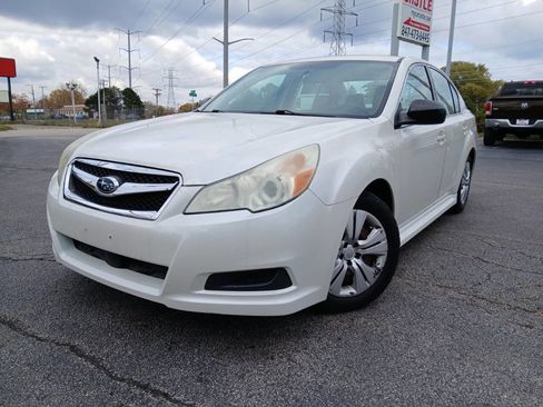 Used 2010 Subaru Legacy 2.5i image 1