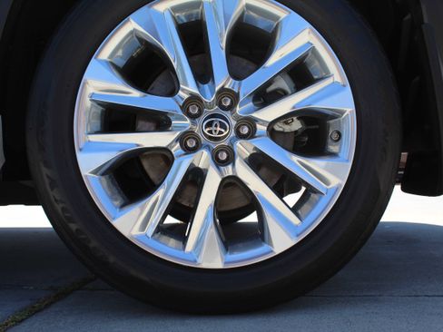 Used 2023 Toyota Highlander Limited FWD image 13