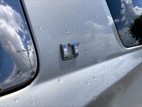 Used 2015 Chevrolet Suburban LT RWD image 9