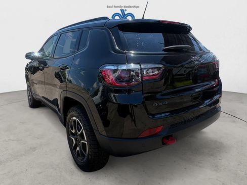 Used 2025 Jeep Compass Trailhawk AWD/4WD image 4