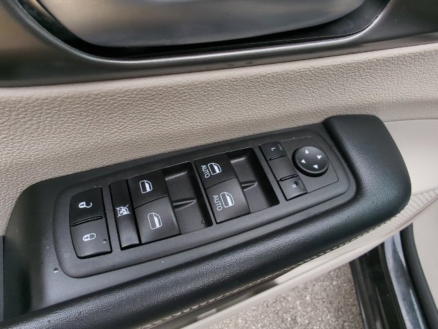 Used 2023 Chrysler Pacifica Touring-L FWD image 13