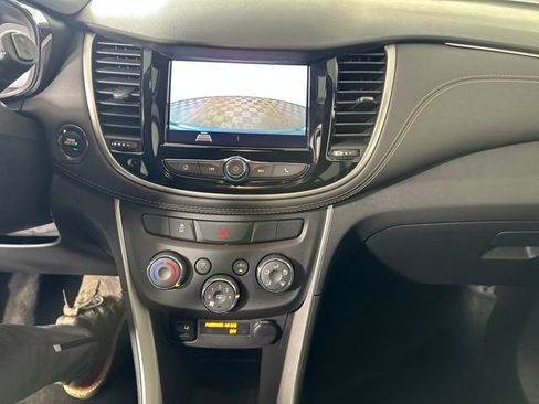 Used 2022 Chevrolet Trax LT w/ LT Convenience Package image 22