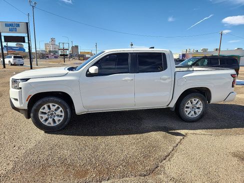 Used 2023 Nissan Frontier SV image 2