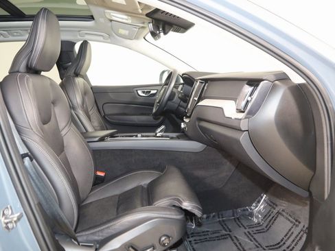 Used 2022 Volvo XC60 B5 Inscription w/ Climate Package image 13