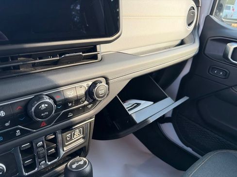 Used 2025 Jeep Wrangler Unlimited Sahara AWD/4WD image 23