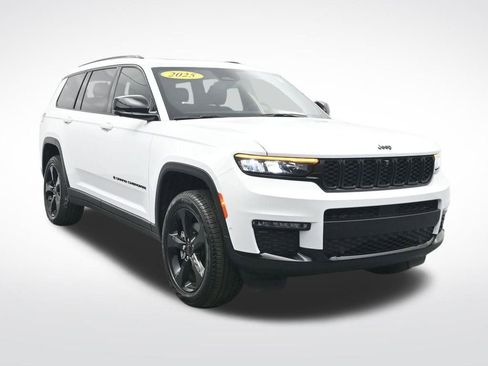 Used 2025 Jeep Grand Cherokee L Limited w/ Luxury Tech Group II image 3