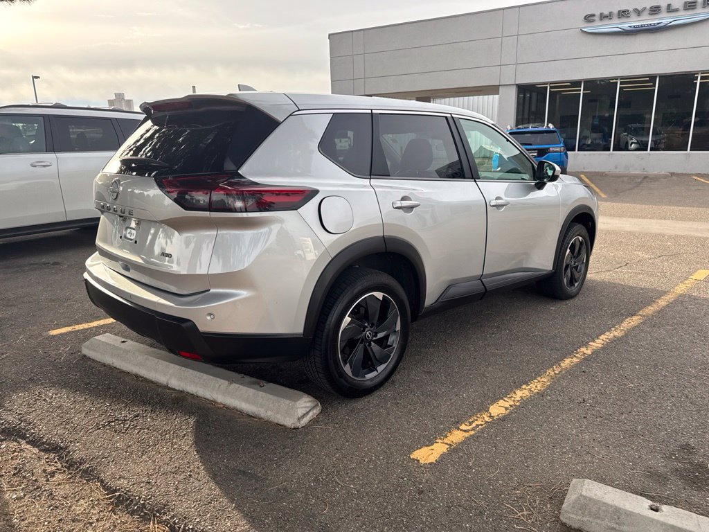 Used 2025 Nissan Rogue SV AWD/4WD image 8