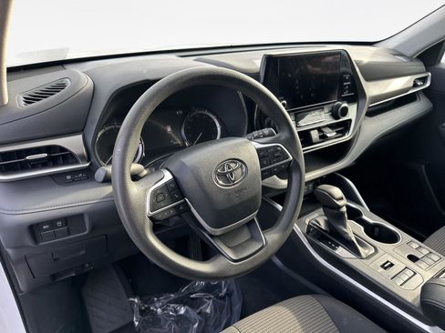 Used 2023 Toyota Highlander L image 11