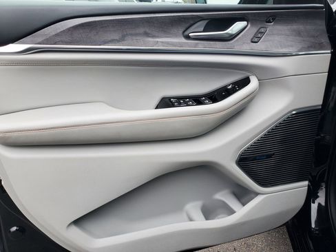 Used 2022 Jeep Grand Cherokee Overland w/ Luxury Tech Group IV image 13