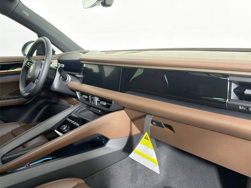 Certified 2026 Porsche Macan Electric RWD image 27