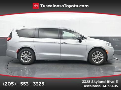 Used 2026 Chrysler Pacifica Limited FWD image 1