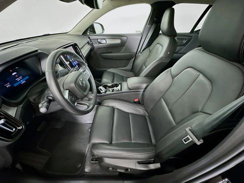 Used 2025 Volvo XC40 B5 Plus image 13