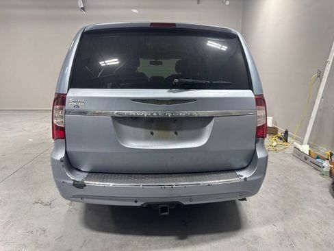 Used 2013 Chrysler Town & Country Touring-L w/ Trailer Tow Group FWD image 7