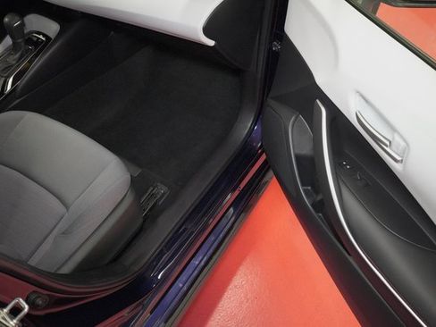 Used 2023 Toyota Corolla SE w/ SE Package image 15