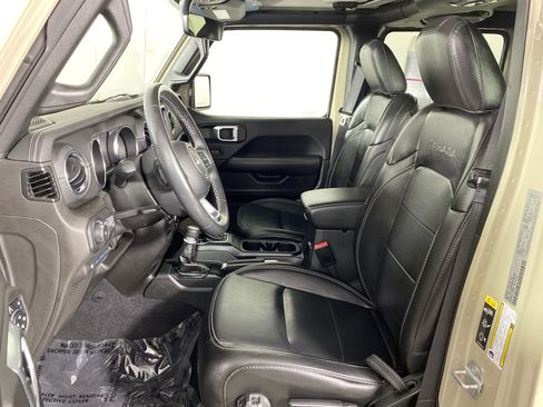 Used 2022 Jeep Wrangler Unlimited Sahara w/ Cold Weather Group image 17